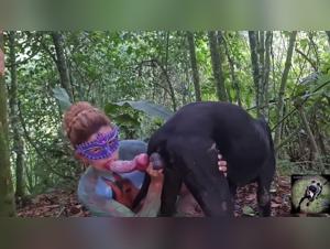 La puta guarra follando con el perro