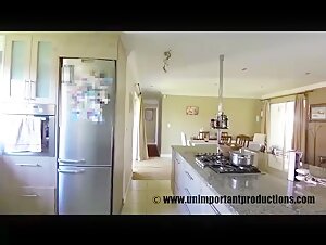 Afroamerikanische Amateurfrau ist allein zu Hause und gibt sich mit einem Hund bestialischen Possen hin