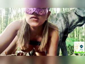 Tutti amano vedere una figa bionda nuda che scopa con il suo cane