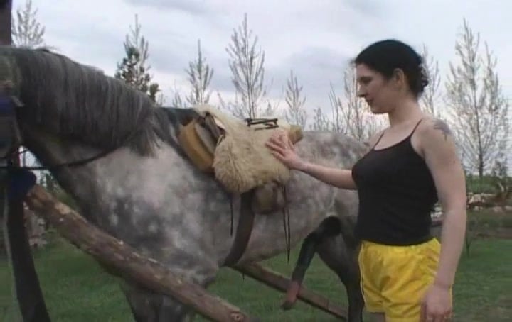 This massive horsetail will pack her pussy full