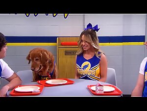 Dogporn: Sydney Sweeney bewegt die Jungs mit Air Bud im Schulzoo