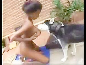 RAGAZZA LATINA CON UN BUBBLE BUBBLE E CANE IN VIDEO DI SESSO ESTREMO