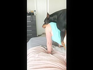 Mujer y su perro en casa.