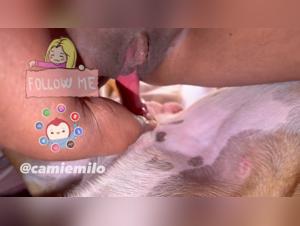 Milly y su gran perro negro le dan una lección intensa de amor