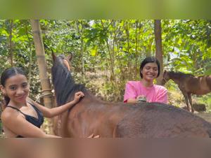 Obsesion decadente: Mia y Coral Pink en sexo duro con animales