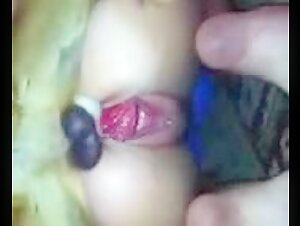 Chica abotonada y su perro