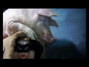 Donna e maiale: un incontro bestiale