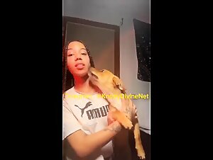 Ebenholzmadchen fickt mit ihrem Hund herum