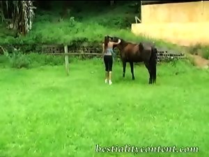 Chica de 18 anos se folla a un caballo - Video de zoofilia extrema