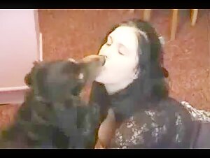 Mujer insaciable y su amigo de cuatro patas