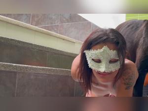 Pole Dance Démoniaque : Une Fille, un Chien, et une Désir Insatiable