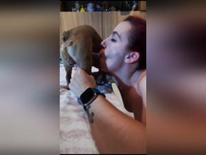 Wilder Fick mit Iona und ihrem Hund