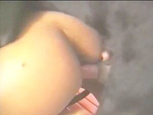 Femme brésilienne débutante dans le sexe avec un chien