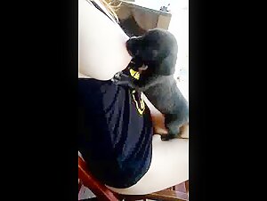 Donna che allatta un cucciolo 8