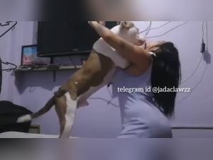 Baise Cruelle : Milly Jouit Sous le Pénètre du Chien
