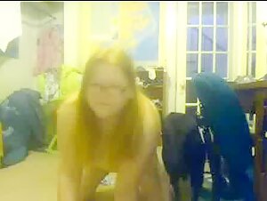 Nerd timide et rond découvre le sexe avec un chien
