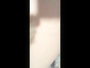 Chien déguste la délicieuse chatte de ma femme