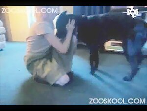 Mujer rubia y su perro en un video bestial