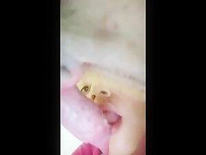 Femme se laisse séduire par un chien