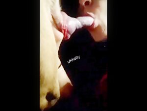 Mujer mostrando sus habilidades de mamada canina