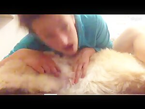 Mujer enamorada de un perro
