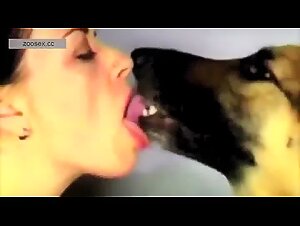 ¡Un Chien Sale et Un Baiser Extatique!