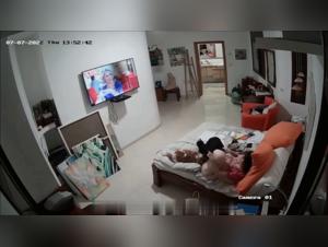 La puta madura chupa la camara web de perros hardcore