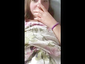 Adorable adolescente peluda y su mejor amiga de cuatro patas