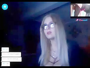 Femme seule devant sa webcam et ses vidéos de sexe bestial