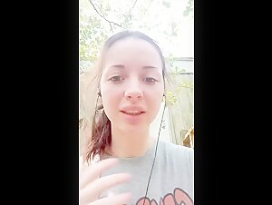 L'adolescente del Mississippi Denise scopre di divertirsi con un cane