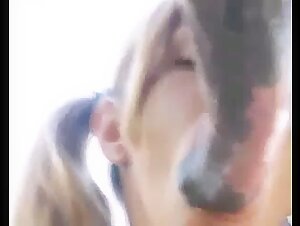 Junge Blondine lutscht und reitet auf einem Pferd