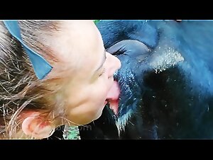 Arte del zoologico: la puta vaca descalza se enfrenta a su estierco