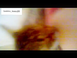 Donna che allatta un cane