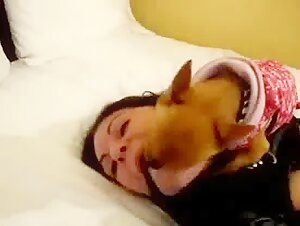 Mujer atada con perro