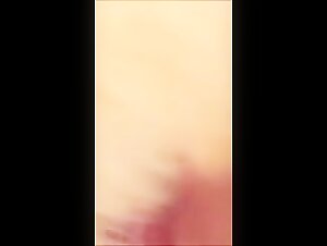 La adolescente se divierte con un perro