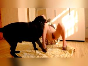 Jenny Simpsons brutales Vergnugen mit ihren Hunden