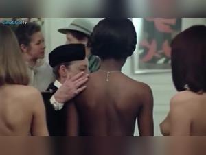 Zoophilie explicite : Emilienne (1975) -  Un chien s'accapare de sa proie