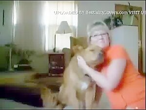 Reife Frau und ihr Hund in einer intimen Beziehung