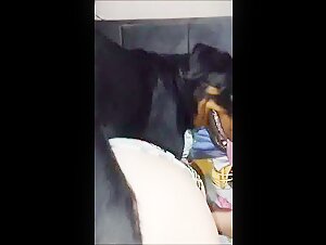 Madura enamorada del amor bestial con un perro