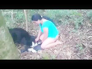 Femme brésilienne amatrice et son chien