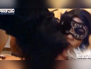 Animalerie sulfureuse : Chien soumis à plaisir féminin