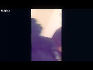 Un'adolescente si diverte con un cane nero in un video bestiale