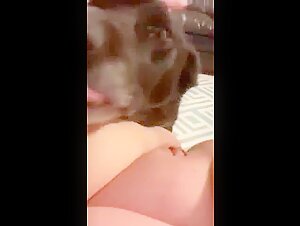 Mujer y su perro en una relacion intima