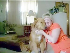 Femme mûre et chienne s'adonnent à des ébats bestiaux