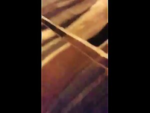 La puta abuela chupa a su perro en los callejones
