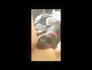 Intimer Moment: Frau und Hund