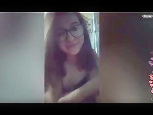 Ragazza adolescente sola a casa