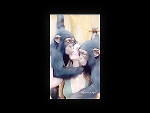 Instagram-Model teilt intimen Moment mit Monkey