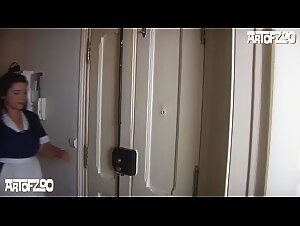 Donna grassa da dietro si abbassa con un cane