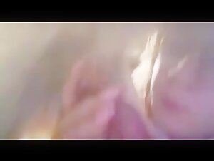 Femme et son chien dans une relation intime